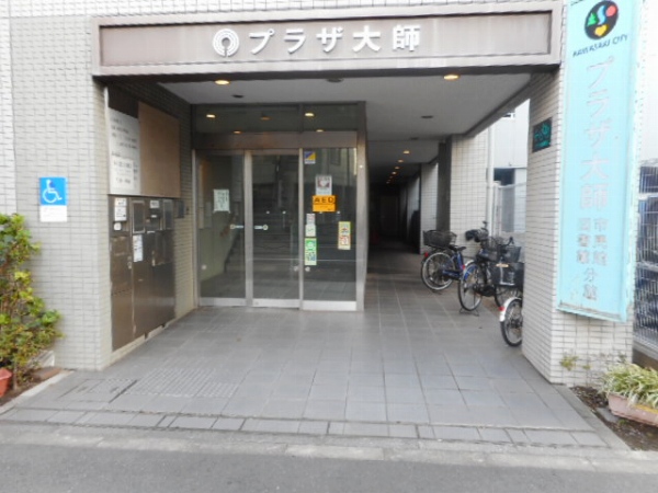 図書館入口の写真