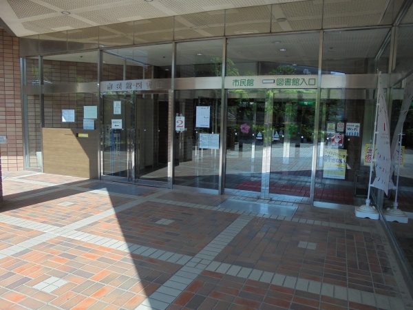 図書館入口の写真