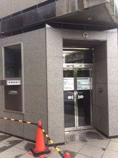 図書館入口の写真